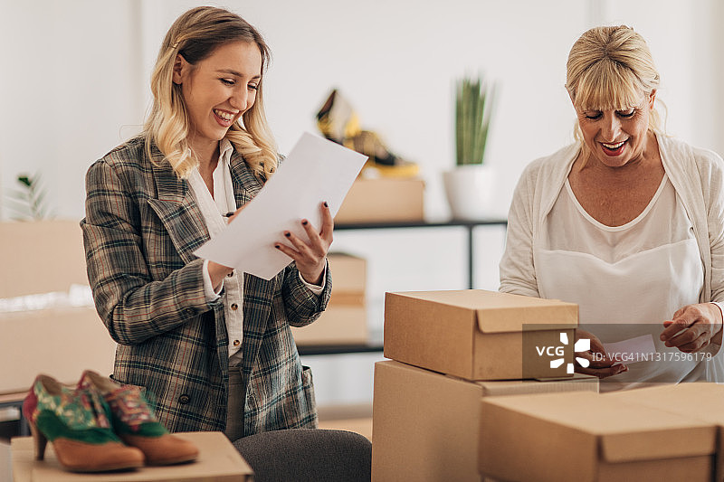 妇女打包顾客订单图片素材