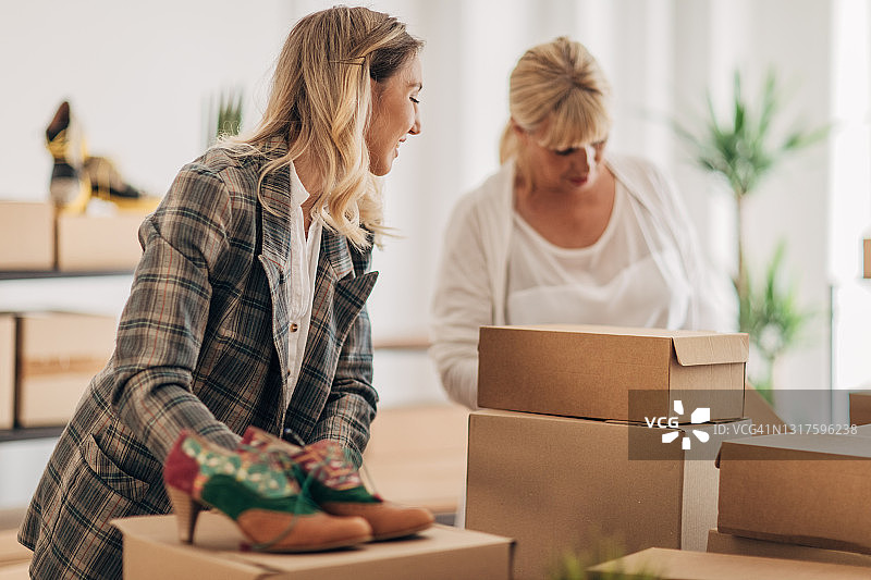 妇女打包顾客订单图片素材