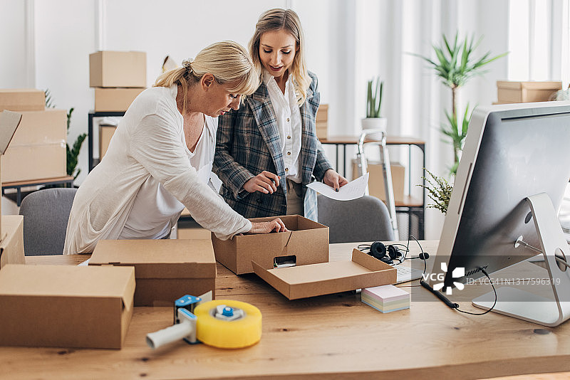 正在打包发货订单的女人图片素材