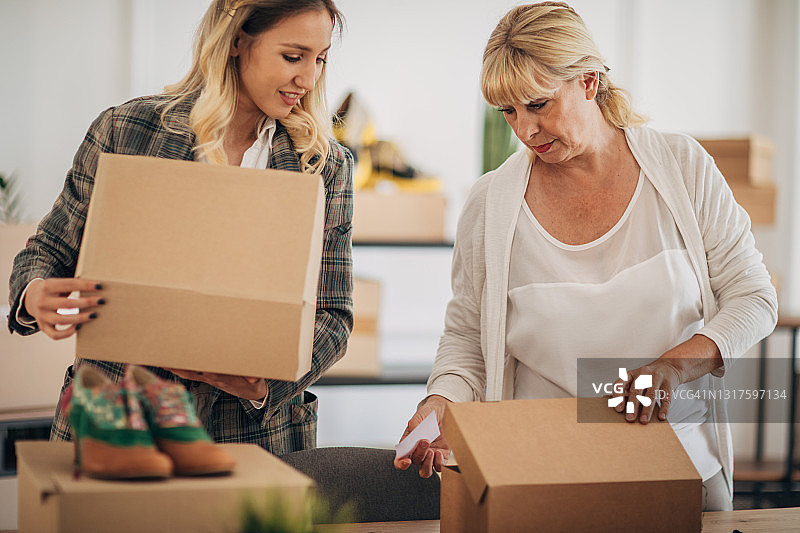 女打包员整理顾客订单图片素材