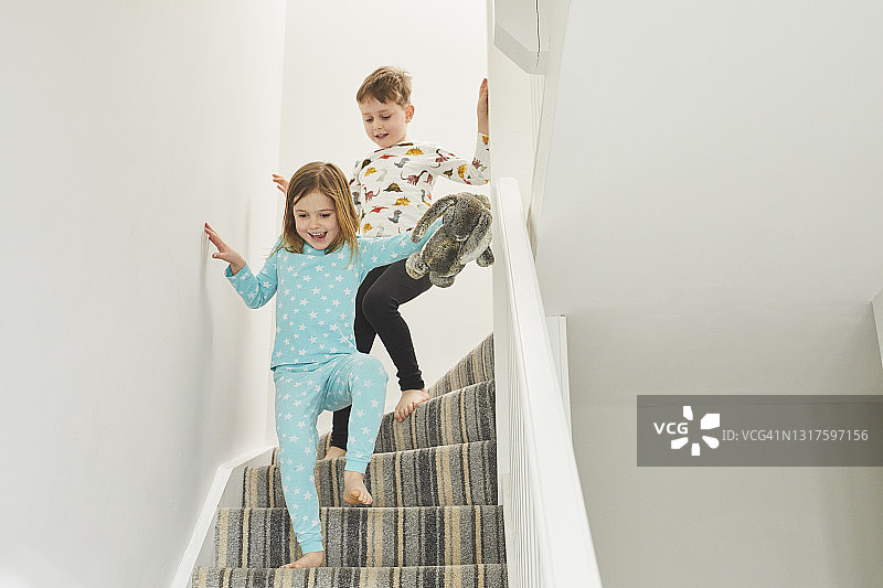 年轻的孩子们跑下楼梯图片素材