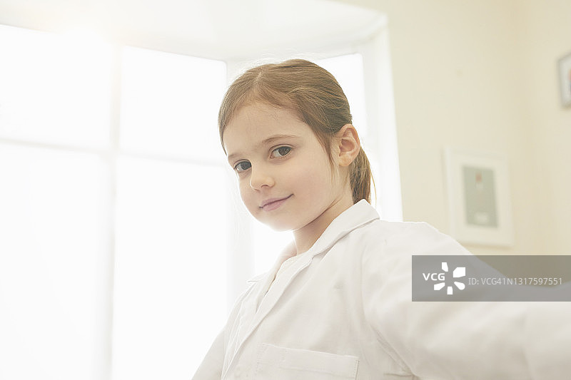 年轻女孩装扮成医生，身穿实验服图片素材