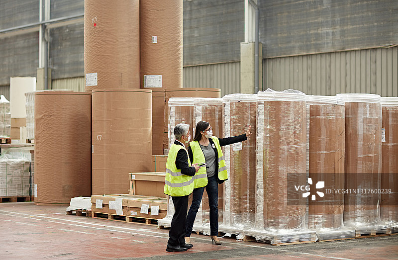 疫情期间物流经理探讨仓储问题图片素材