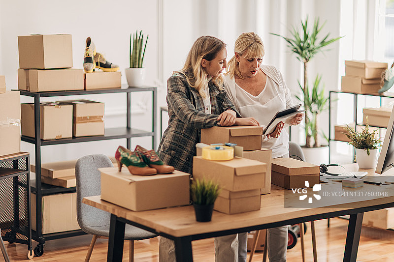 正在打包发货订单的女人图片素材