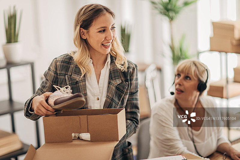正在打包发货订单的女人图片素材