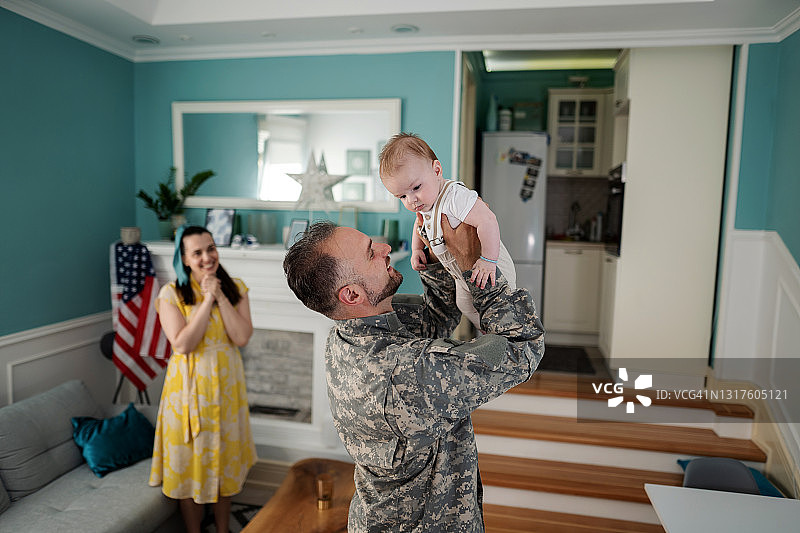 快乐的军人家庭在家中享受美好时光图片素材