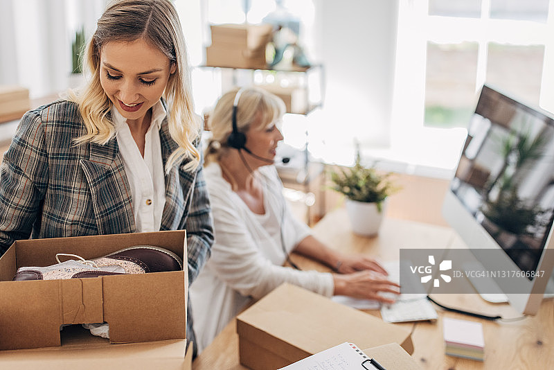 女人们正在打包顾客的在线订单图片素材