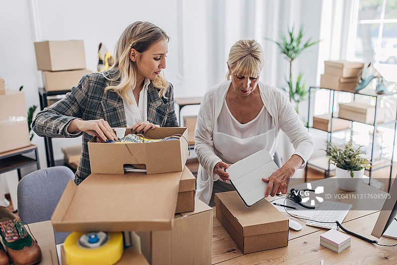 正在打包发货订单的女人图片素材