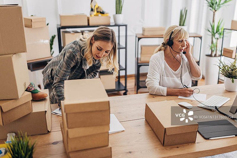 女人接待顾客订单图片素材