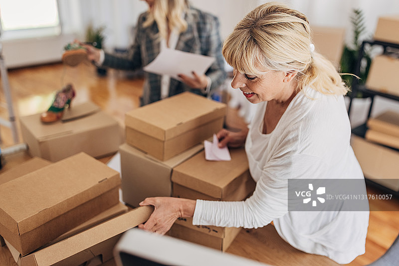 女人们为代发货打包订单图片素材