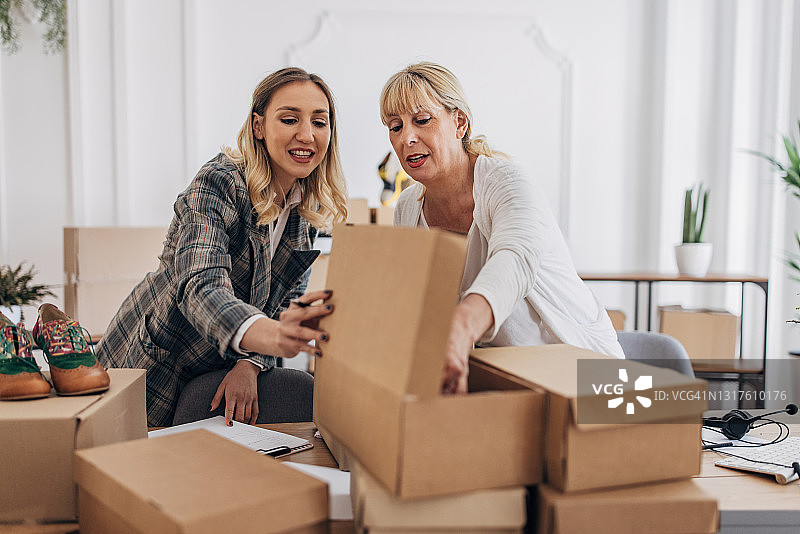 为顾客打包订单图片素材