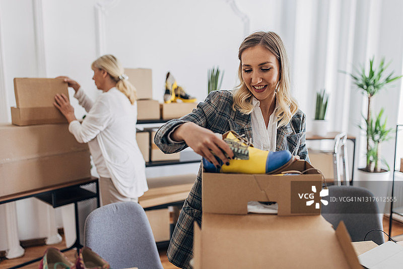 女人打包鞋子准备一件代发图片素材