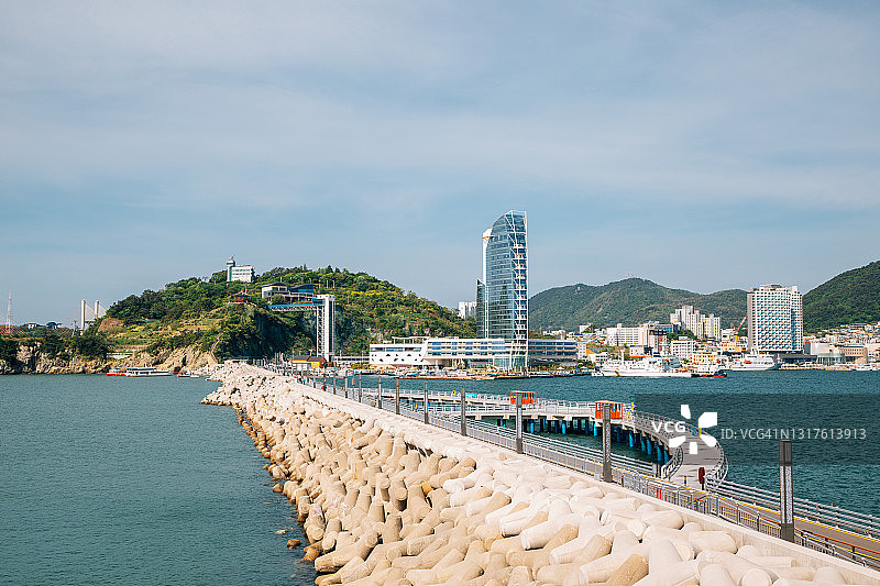 韩国丽水梧桐岛海边道路和紫山公园图片素材