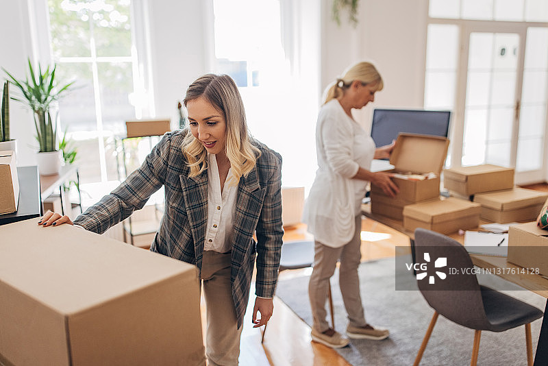 女人们整理待发货的订单图片素材