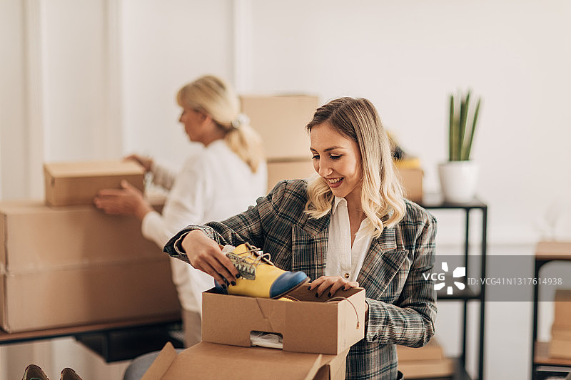 为顾客打包订单图片素材