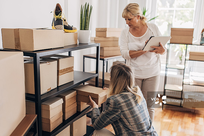 女性整理顾客订单图片素材