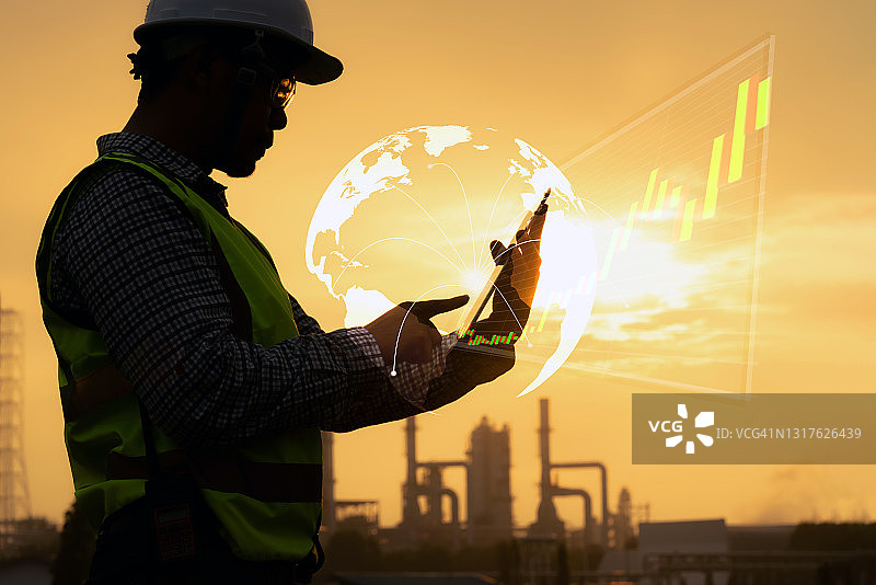 工程师在炼油厂使用智能技术图片素材