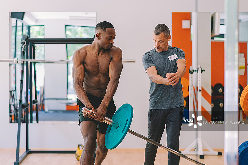 在健身房与私人教练进行体能训练图片素材