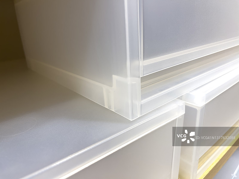 堆叠的白色塑料储物箱图片素材