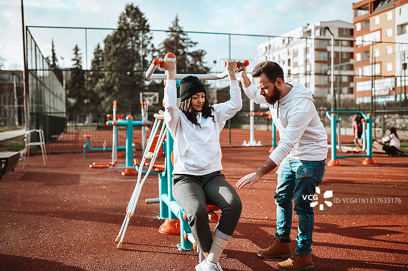 物理治疗师帮助受伤女性通过锻炼更快康复图片素材