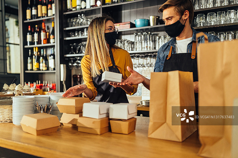 快餐店女员工打包外卖图片素材