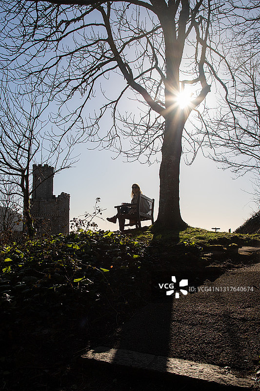 坐在长椅上的女士图片素材