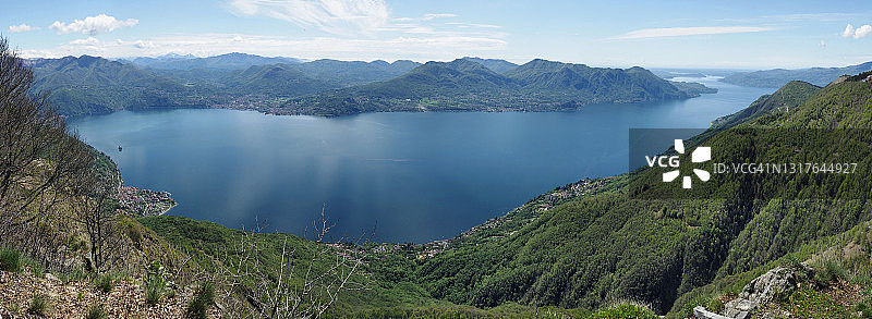 从莫里索洛山观看马焦雷湖全景，意大利北部图片素材