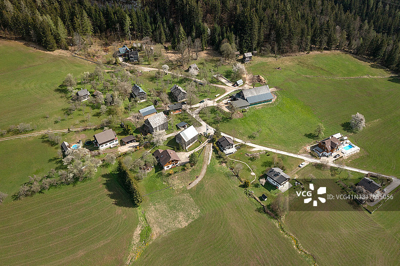 奥地利阿尔卑斯山萨尔茨卡默古特地区的格伦德尔湖山村农场全景图片素材