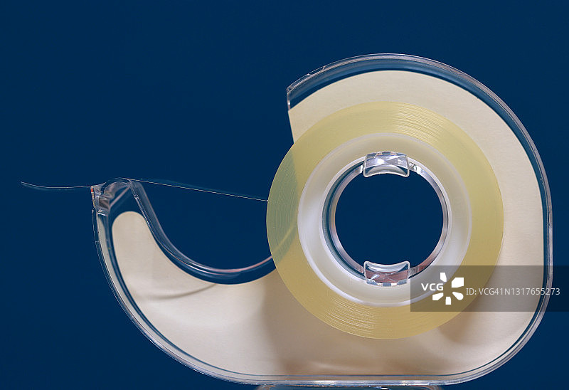 透明胶带卷和胶带座图片素材