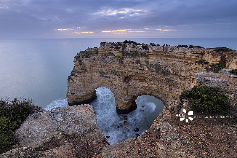 日出时葡萄牙阿尔加维马林哈海滩心形拱形岩石悬崖航拍图片素材