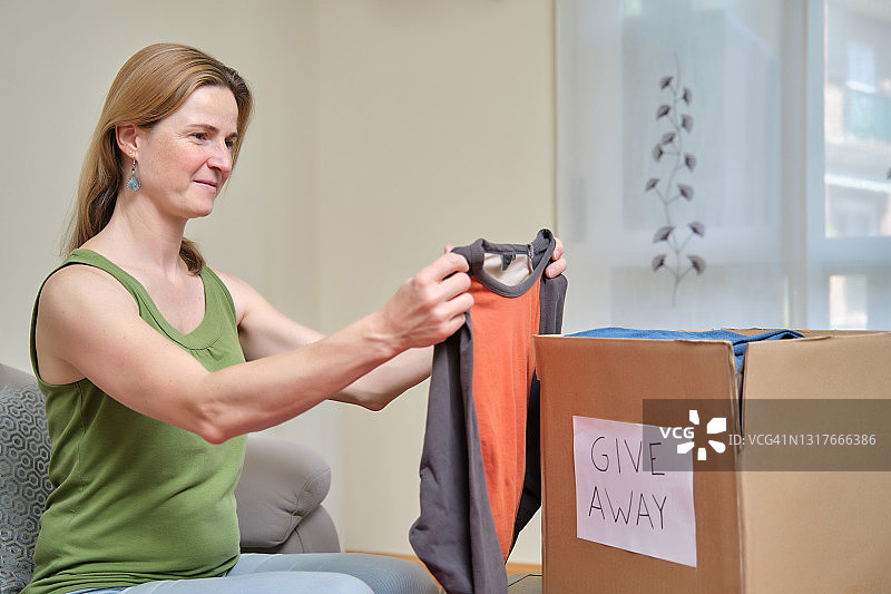 妇女准备捐赠的衣物图片素材