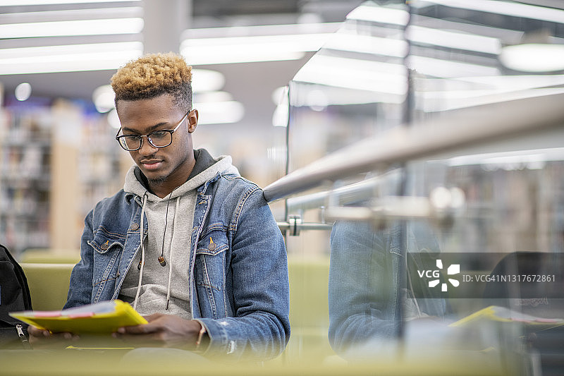 在校园里学习图片素材