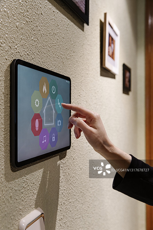 使用智能家居系统的人图片素材