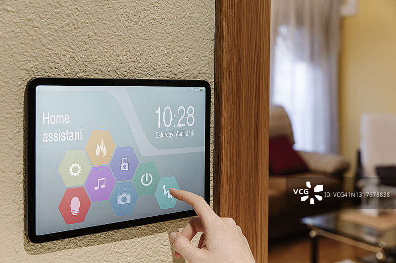 使用智能家居系统的人图片素材