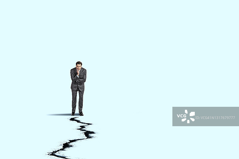 男人检查大的裂缝图片素材