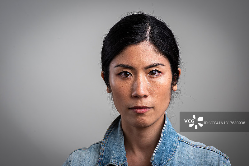 表情严肃的亚洲中年女人看着镜头图片素材