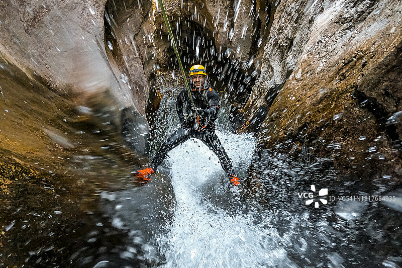 享受峡谷探险的旅行者图片素材