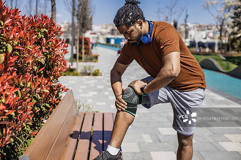 年轻运动员在锻炼时感到膝盖疼痛图片素材