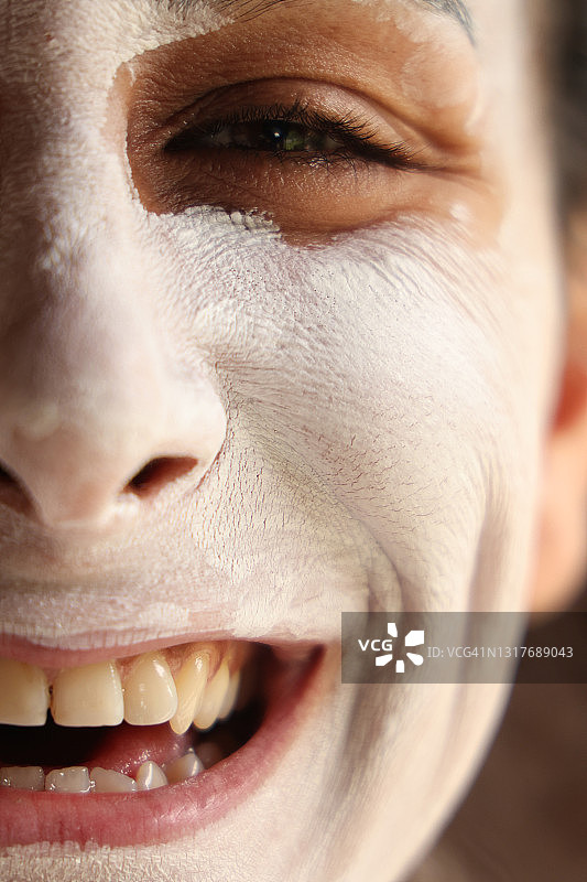 敷面膜的女人图片素材