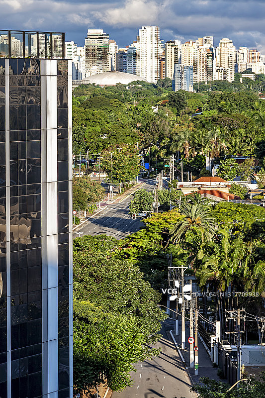 从皮涅罗斯街区拍摄的城市景观，显示空旷的巴西大街图片素材