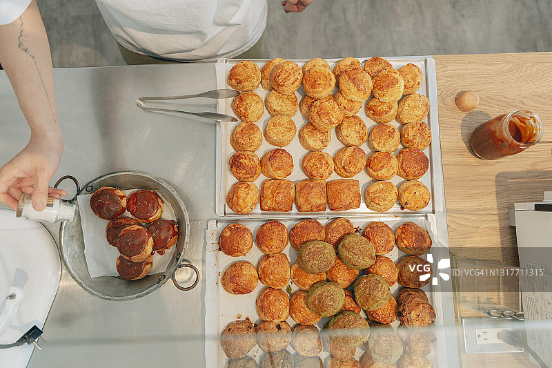 甜品店主开业前的准备图片素材