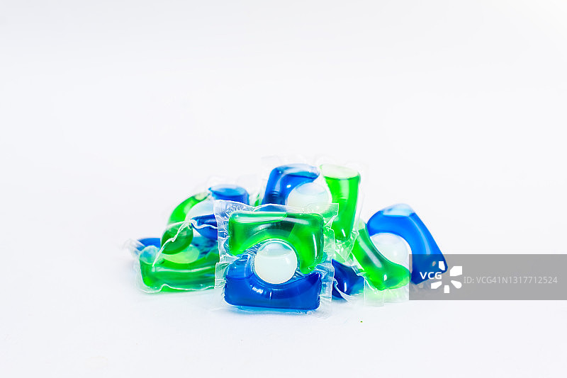 白色背景上的洗衣液凝胶胶囊图片素材