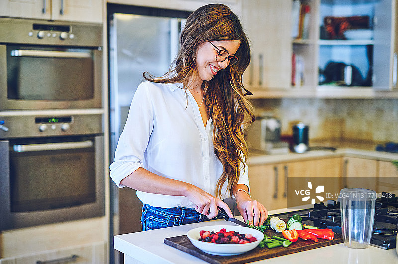 年轻女人在家制作健康冰沙图片素材