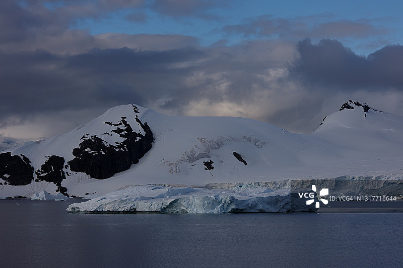 在南极的冰山图片素材