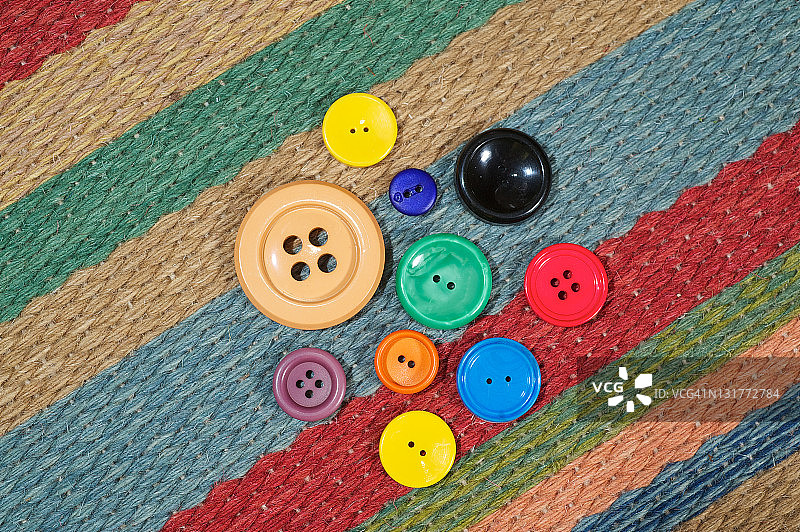 各种尺寸的彩色纽扣（纺织品）图片素材