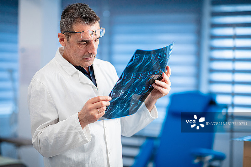 脊椎外科医生分析脊椎MRI扫描图片素材