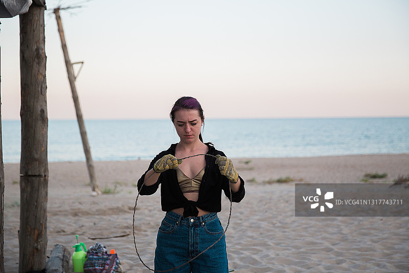 在海滩上工作的紫发女孩图片素材