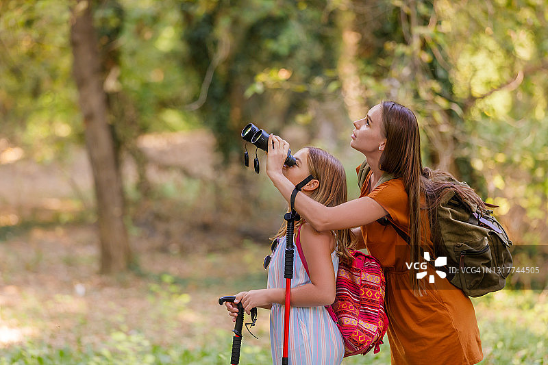 年轻母亲和女儿在林地中徒步旅行图片素材
