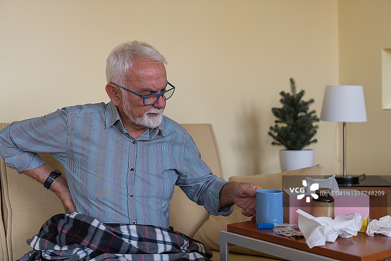 背部疼痛难忍的老年人图片素材