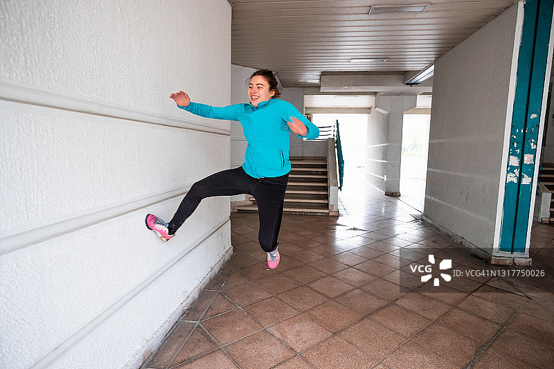 在居民楼巷道中跑墙图片素材